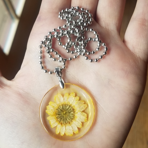 NWOT Dried Yellow Flower Necklace in Resin - Picture 7 of 7